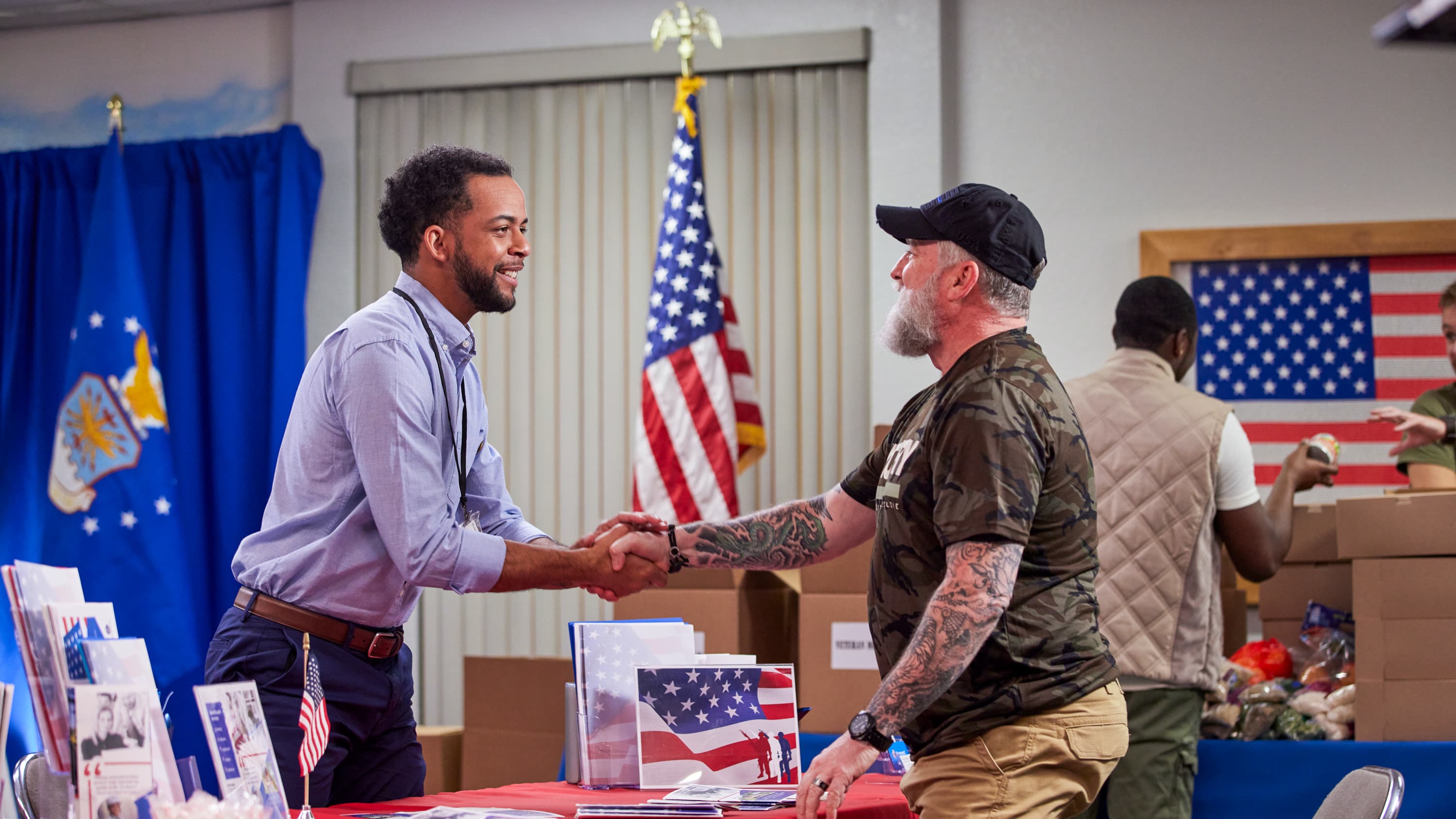 Male bachelor's in legal studies major shaking hands with military veteran at GCU event