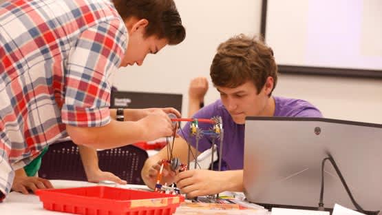 GCU CET students working in lab