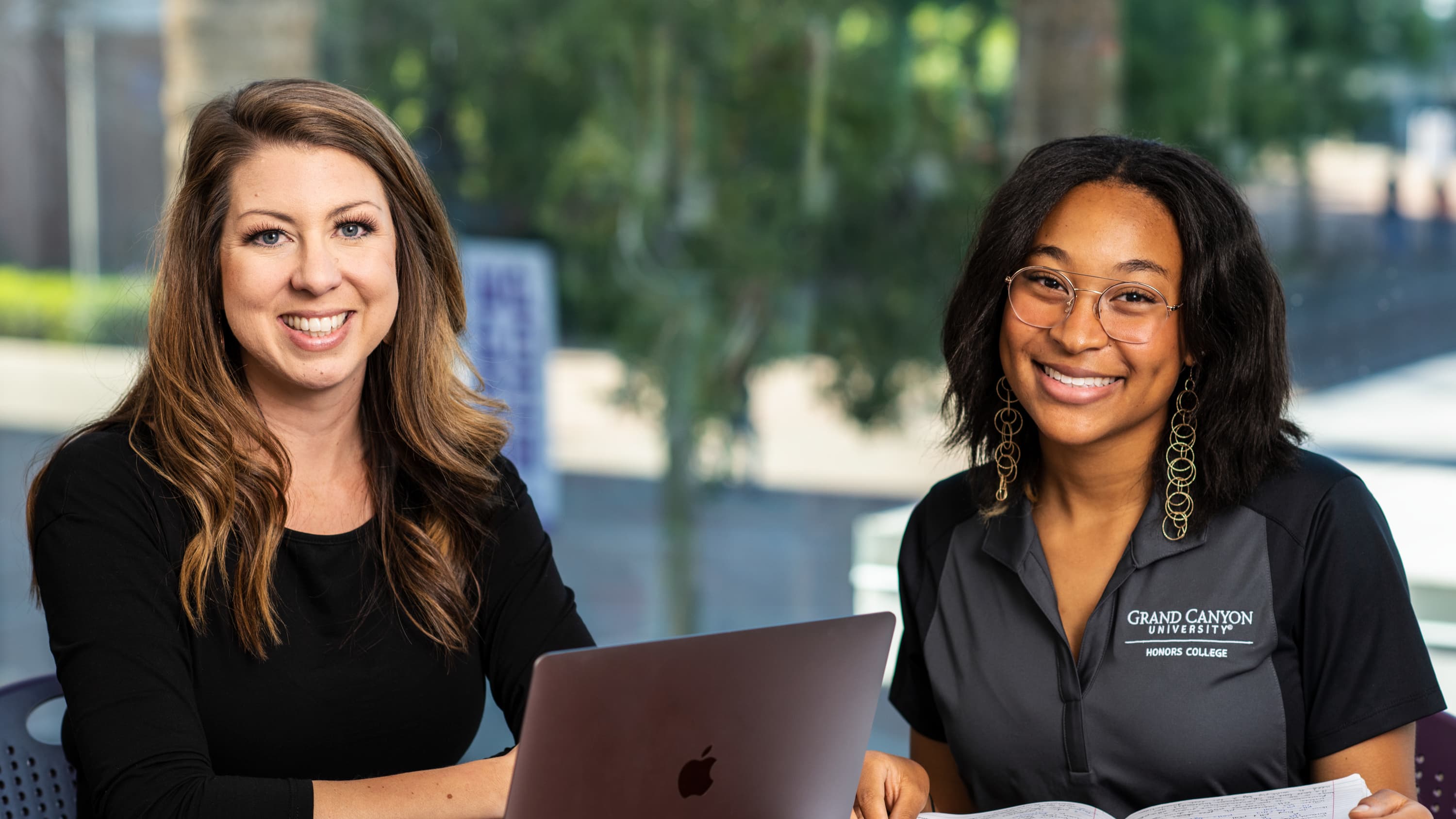 Faculty member and Honors student on the computer together