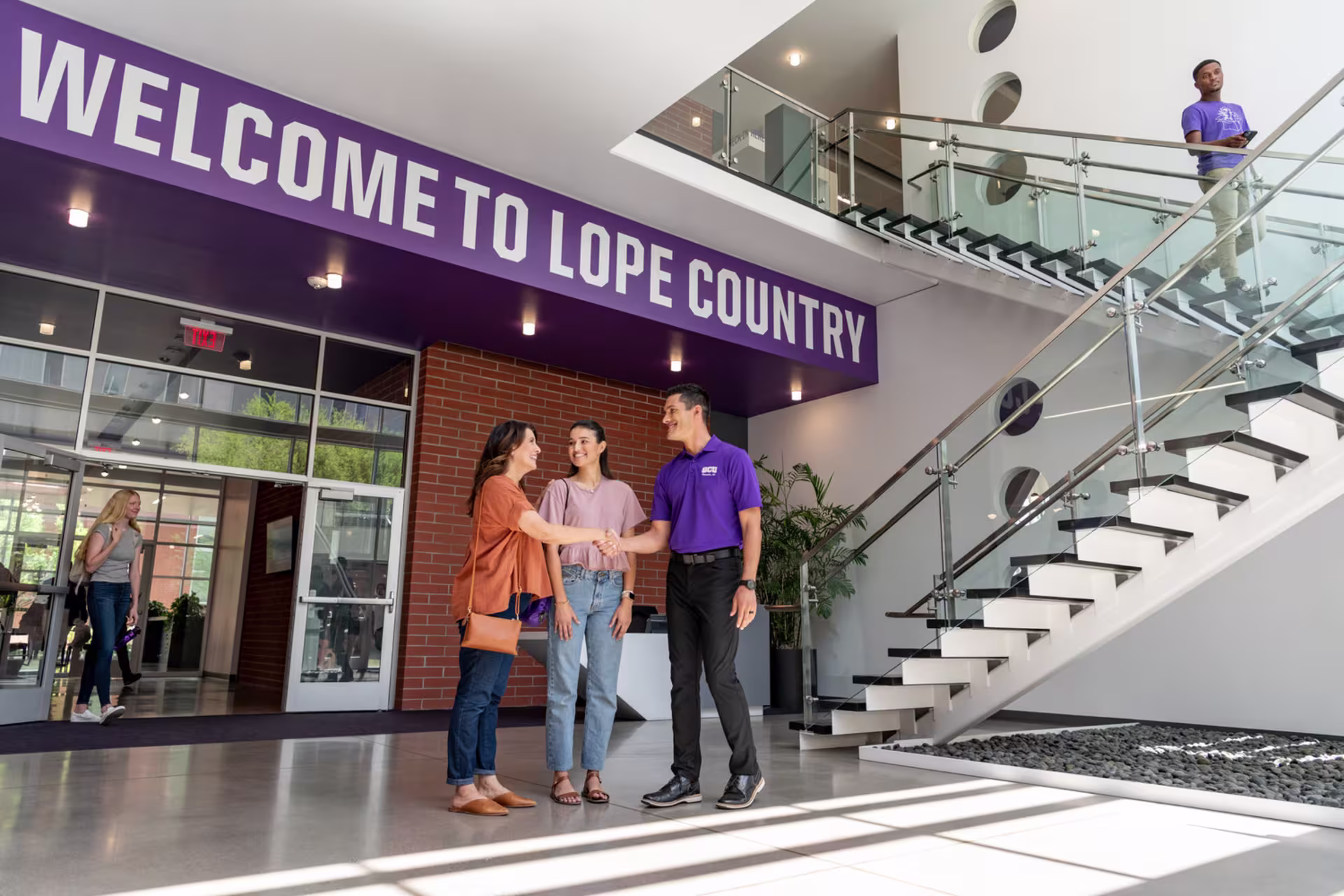 A prospective student and mother meeting a GCU rep to visit GCU