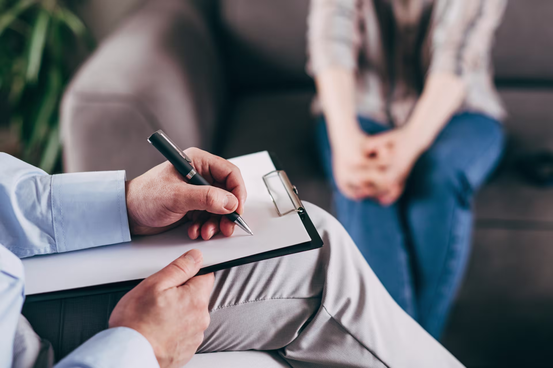 Counselor listening to client talk from couch, representing earning a master's in clinical mental health counseling.