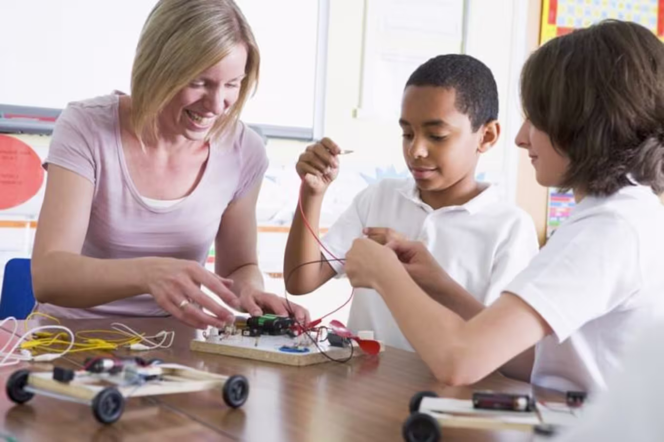 teacher helping students with project