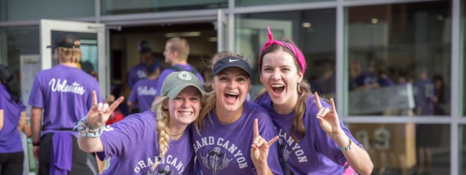 GCU students volunteering for welcome week