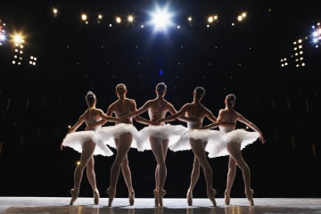 ballerinas performing on point