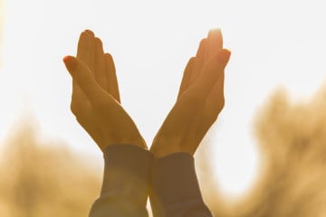 hands in the sky worshipping