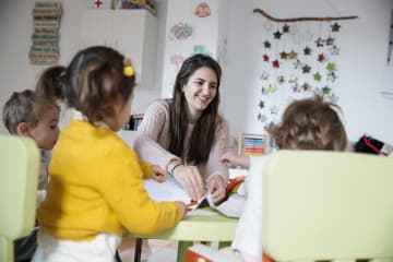art teacher teaching in a class of kids
