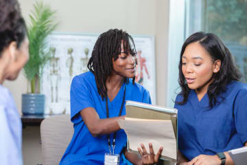 Nurse teaching fellow nurse