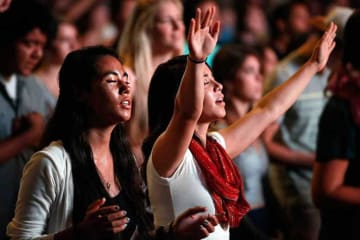 girls worshipping 