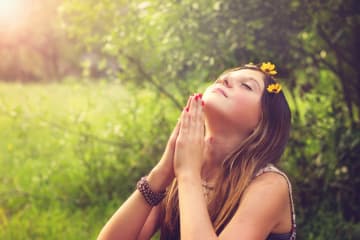 girl praying in field