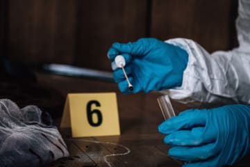 fingerprint analyst at crime scene