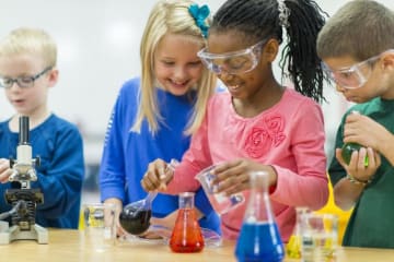 kids working on science experiment