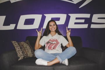 Tatum in front of a Lopes sign