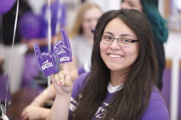 GCU student throwing up a Lope hand sign