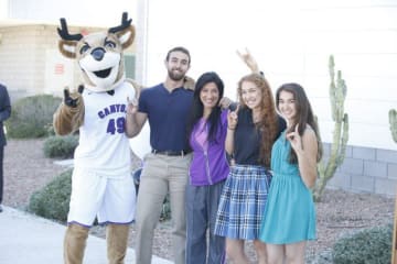 parents and students with thunder holding a lopes up