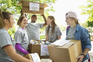 College students getting leadership experience by volunteering