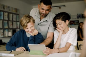 teacher and students learning virtually in classroom