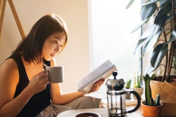 a teaching student earning a reading degree and drinking coffee