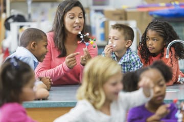 a teacher performing a stem based learning activity with her students