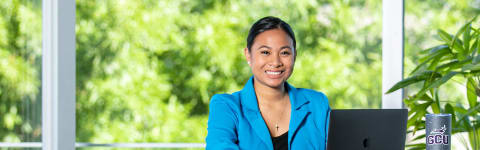 Online degree student completing online GCU courses