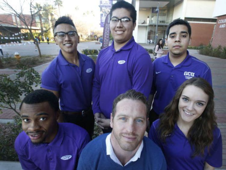 GCU students in the promenade on campus