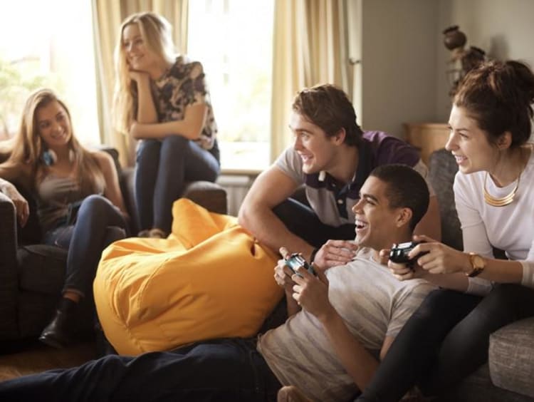 <span>Friendship, Communication and Persuasion</span>