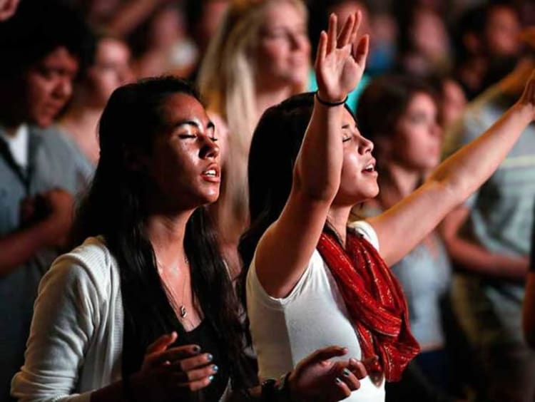 girls worshipping