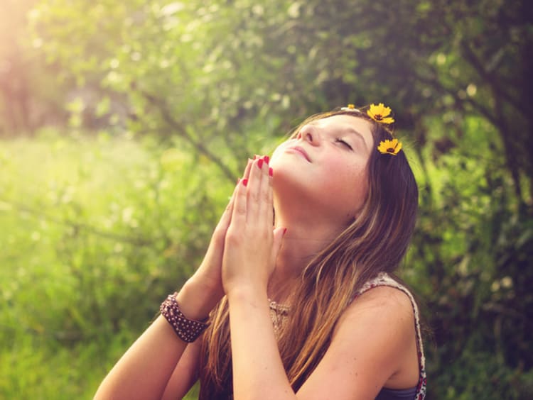 girl praying in field