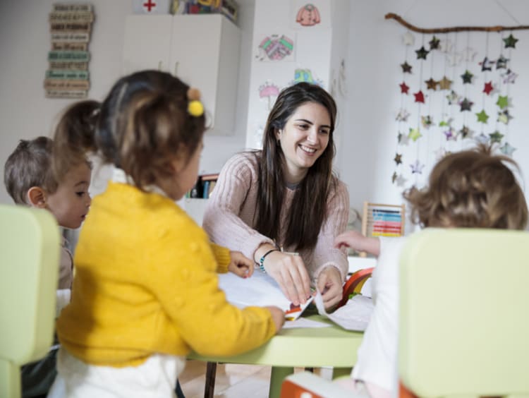 art teacher teaching in a class of kids