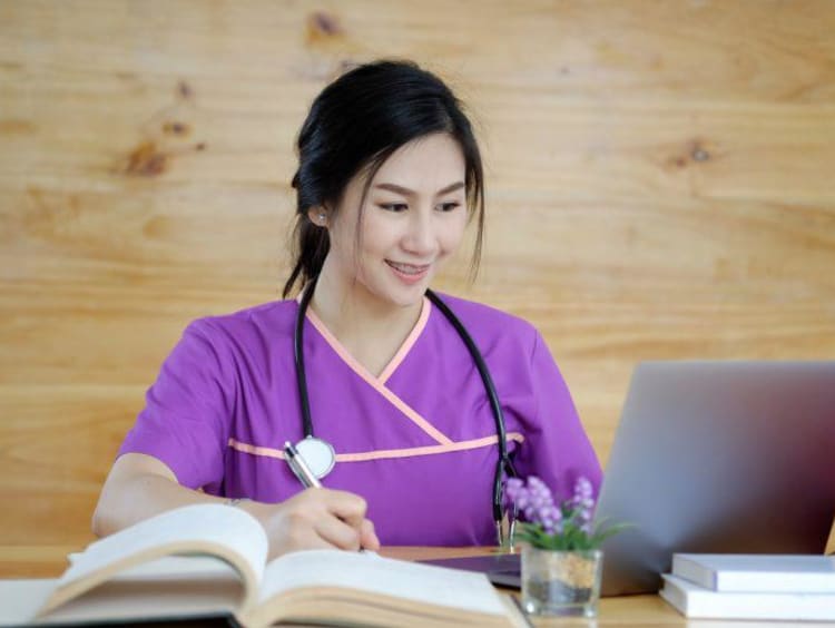 a nursing student working on her online class