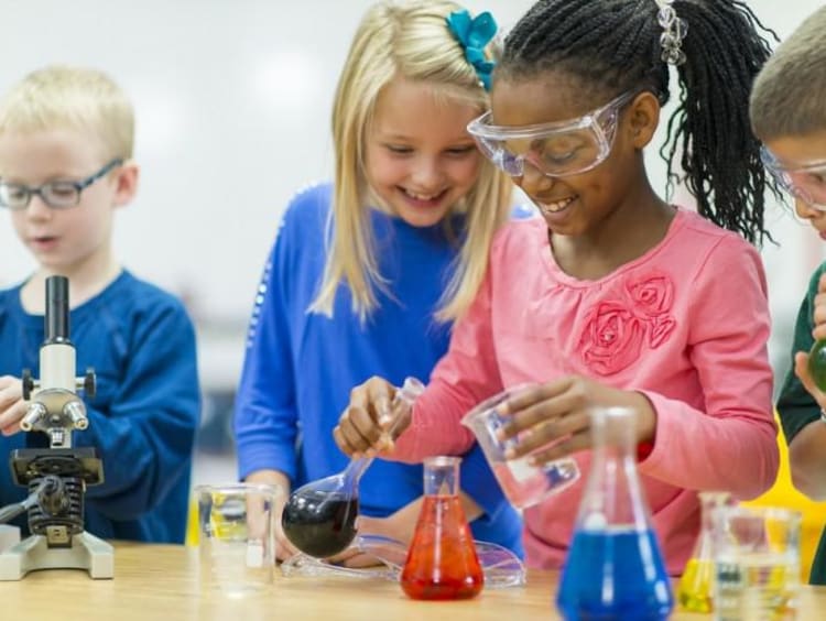 kids working on science experiment