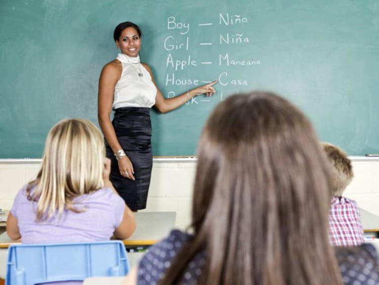 a Spanish teacher teaching her class