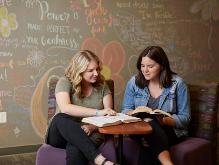 Student meeting with school counselor to change her major