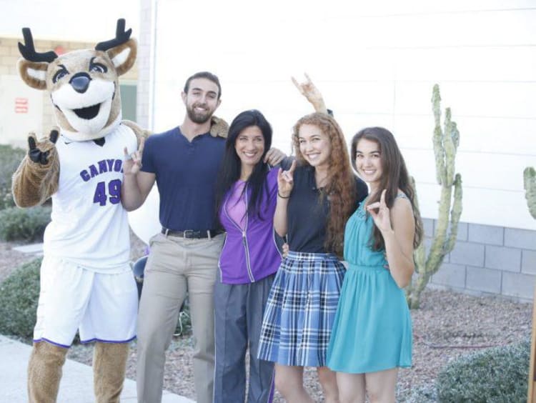 parents and students with thunder holding a lopes up