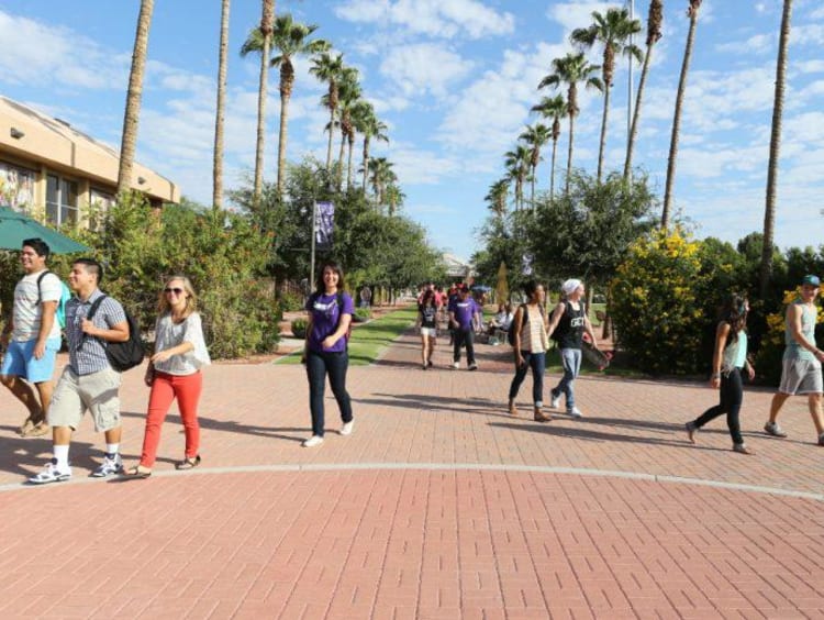 GCU students walking on the promenade on campus