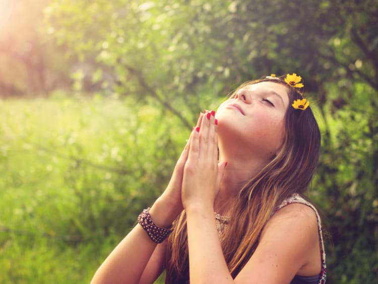 girl praying in field