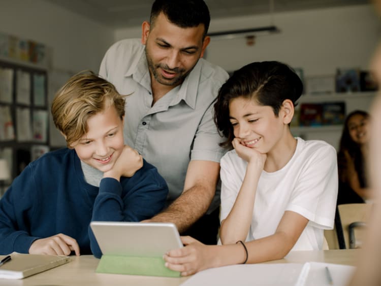 teacher and students learning virtually in classroom