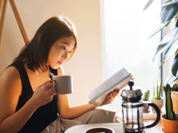 a teaching student earning a reading degree and drinking coffee