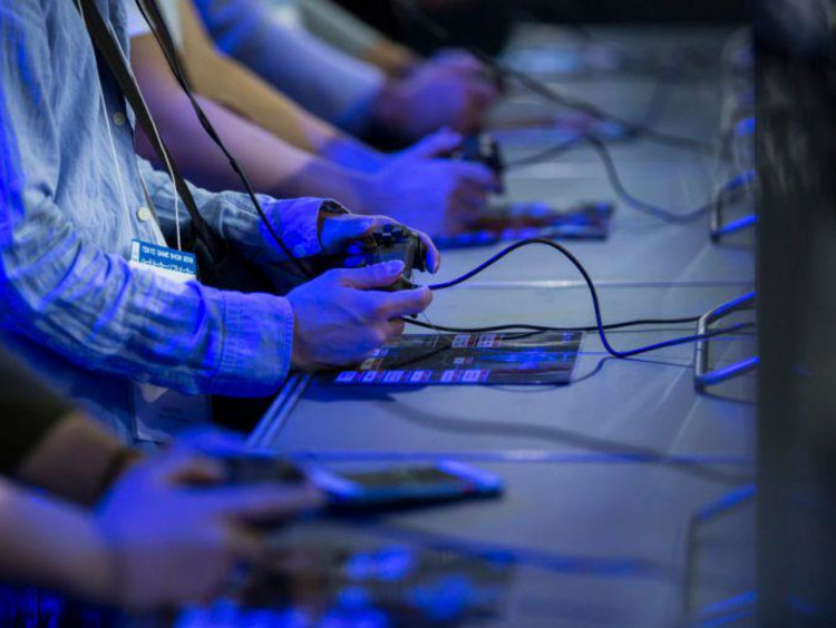 multiple people gaming