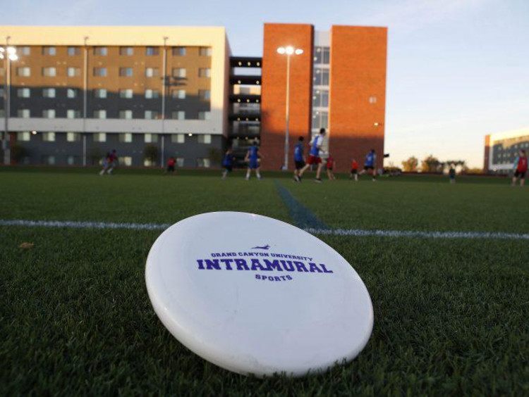 GCU frisbee at the Grove