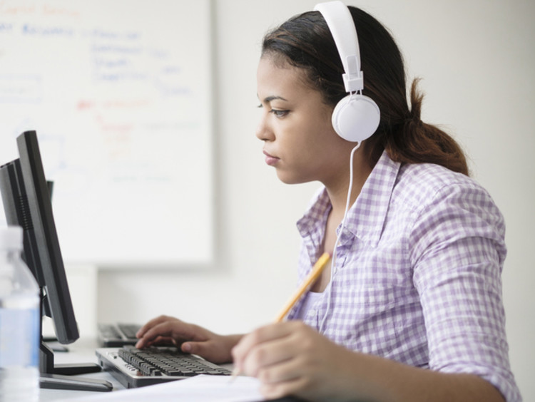 woman taking her college class online