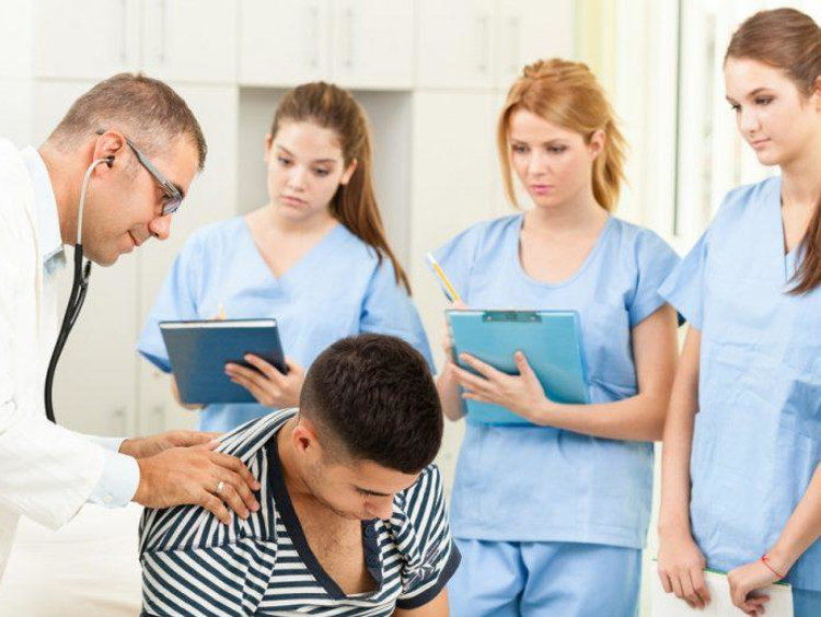 nursing students watching a doctor