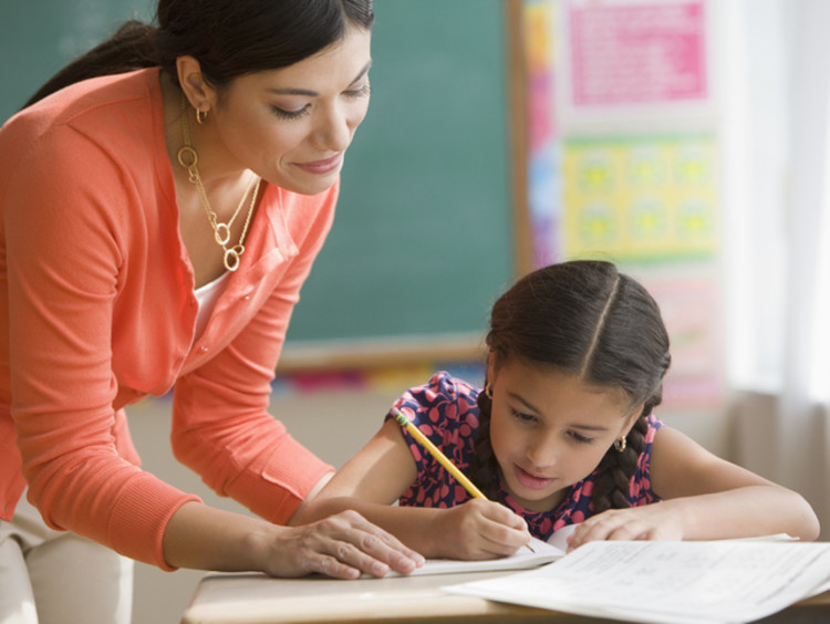 teacher using scaffolding method with her student