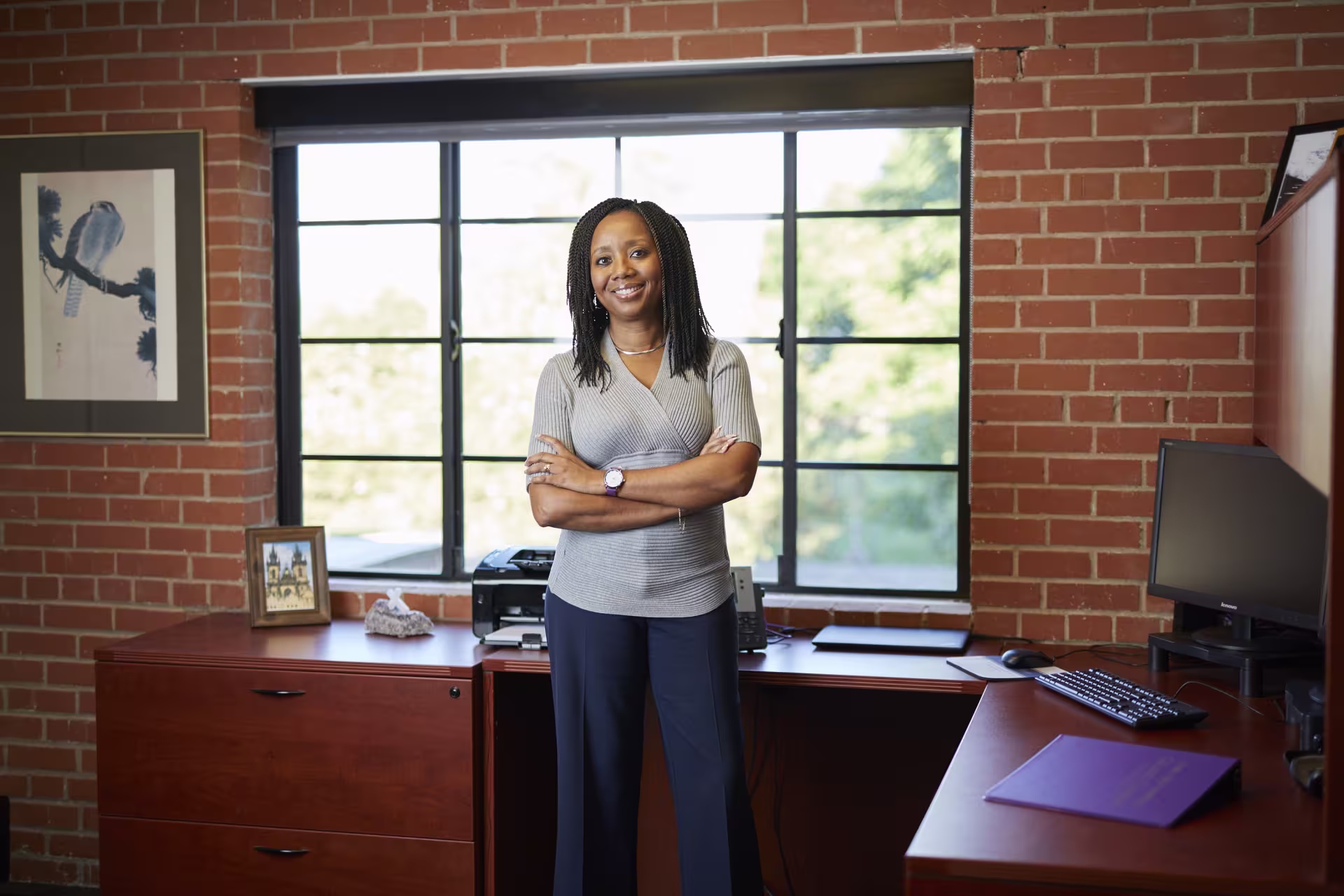 woman-leadership-standing-in-office