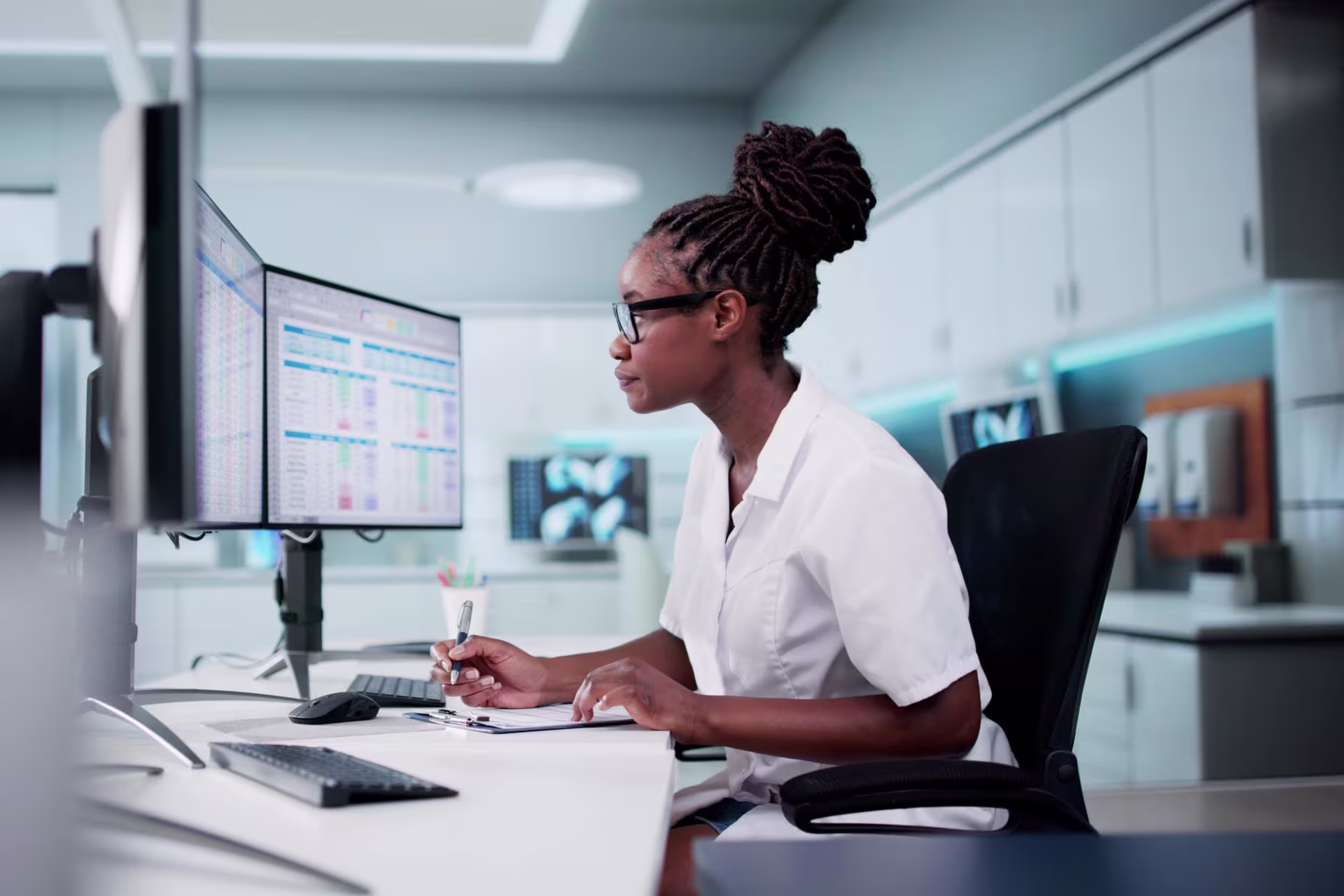 health-information-student-at-computer