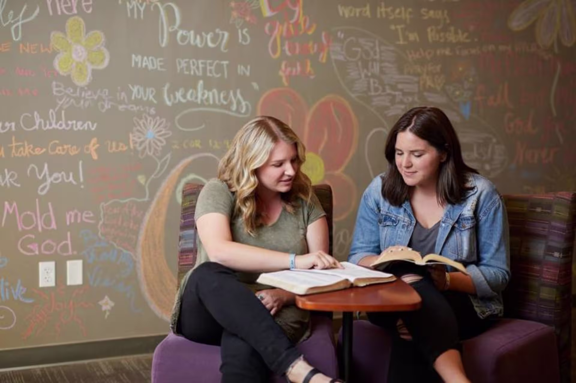 Student meeting with school counselor to change her major