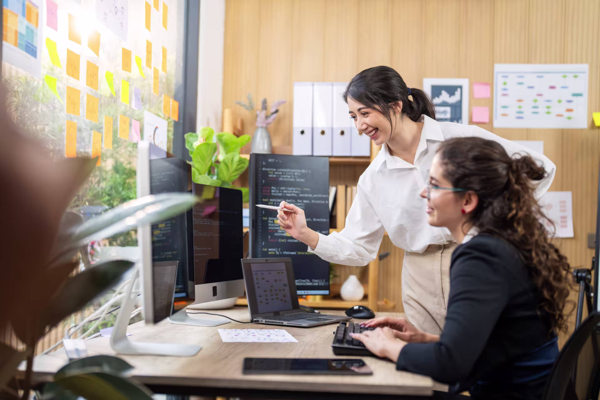 Female IT student collaborating on a programming project.