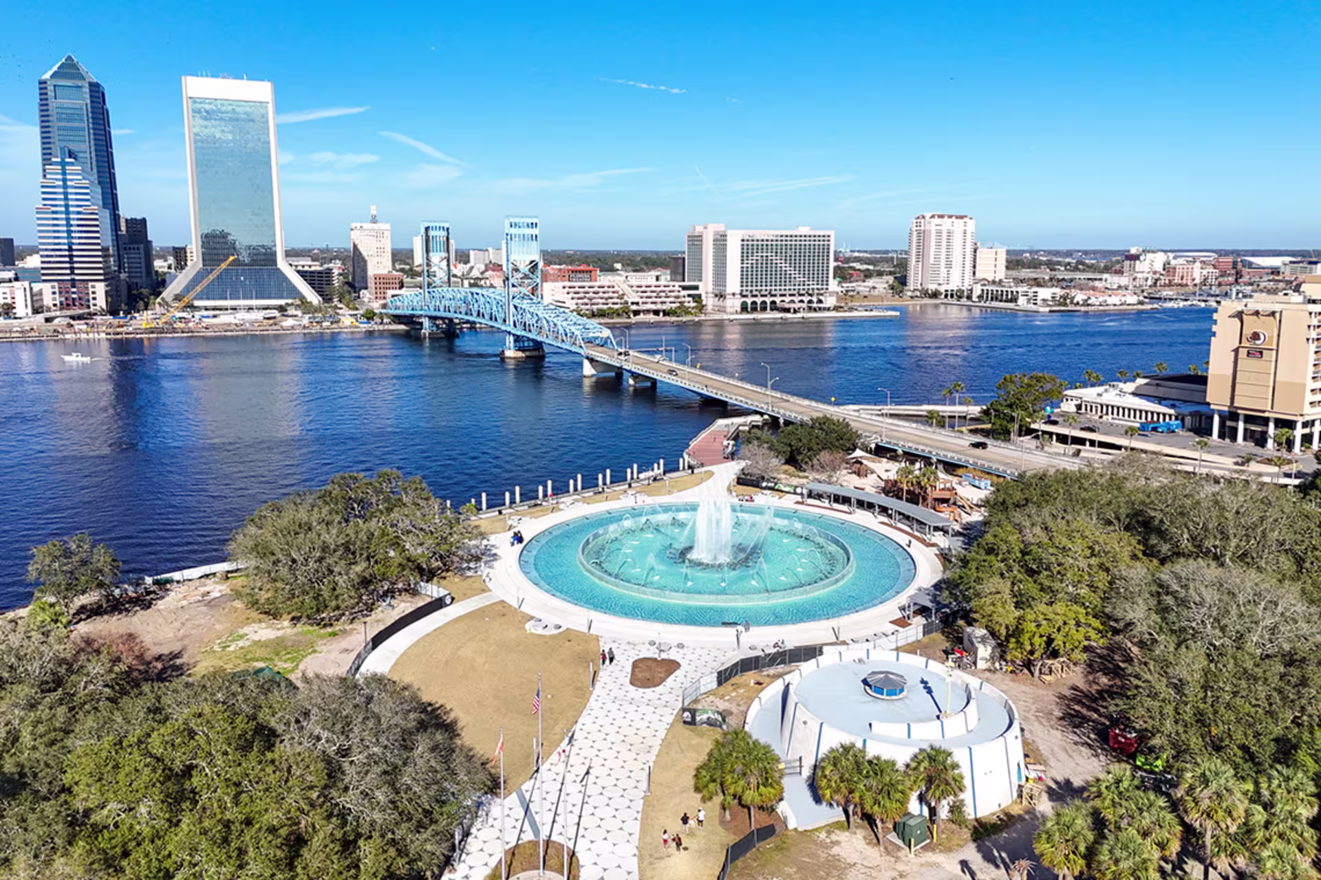 Aerial shot of a large fountain on St. Johns River in Jacksonville, FL, where GCU has a ABSN site location.
