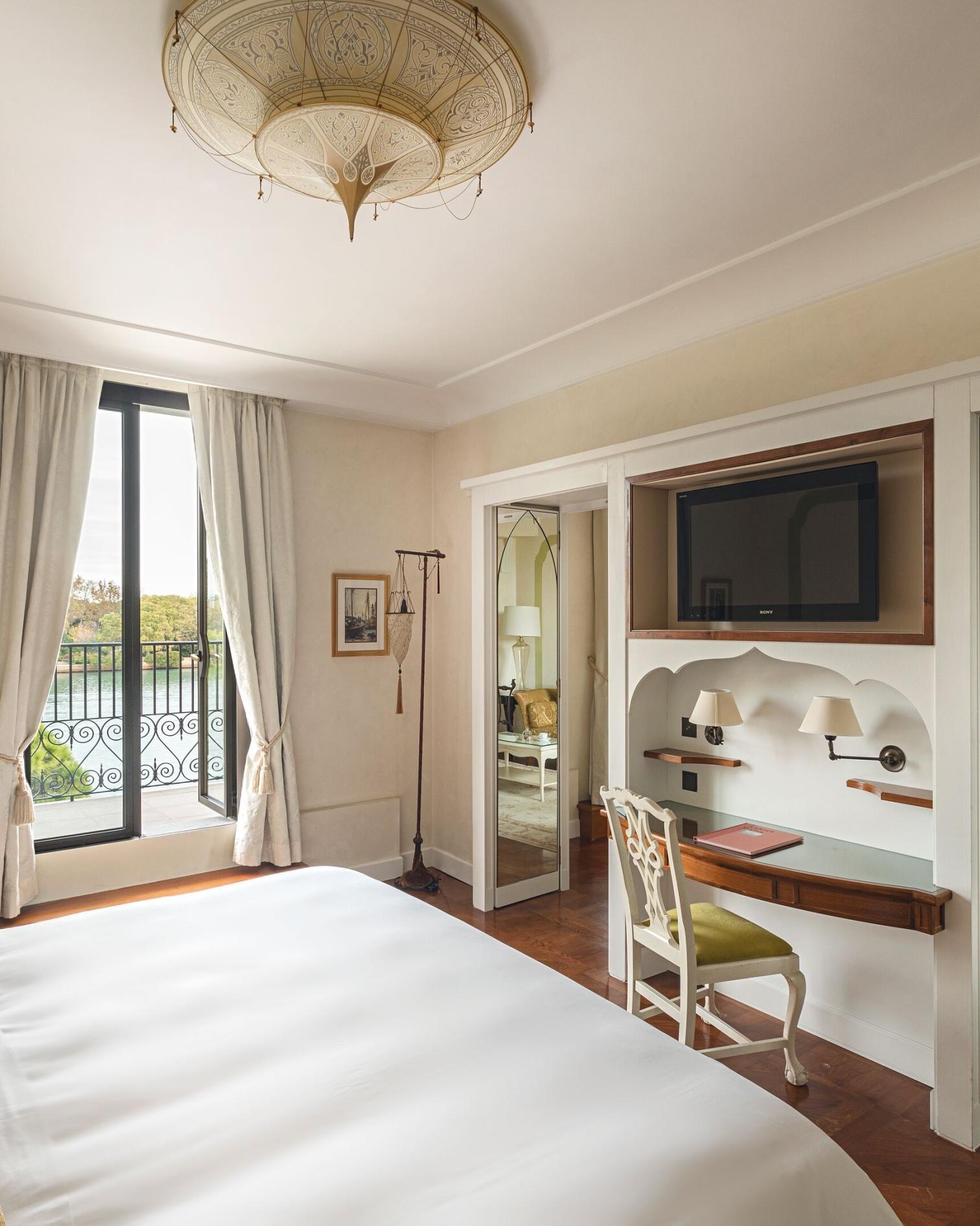 Suite lagoon view with balcony