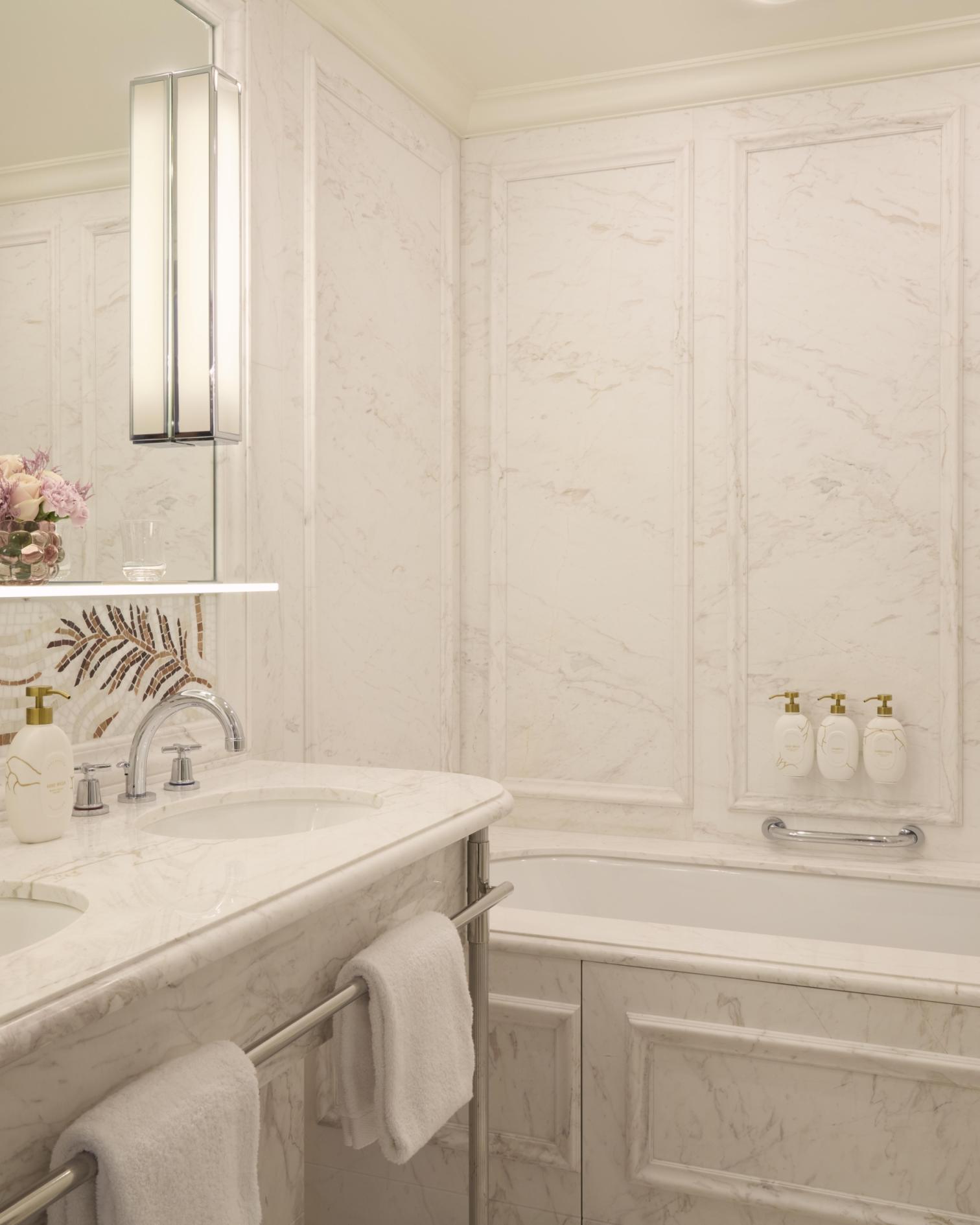 Deluxe Suite- Avenue Montaigne View