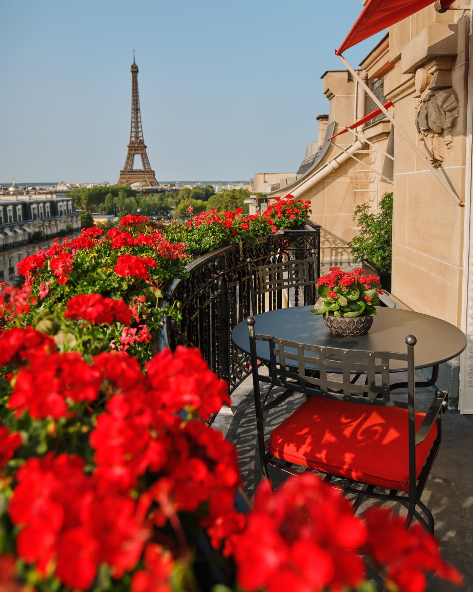 Deluxe Suite Avenue Montaigne view with balcony